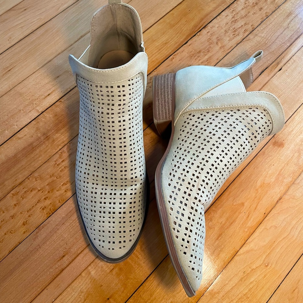 Cream/white suede ankle boots size 9/9.5 with 1 inch heel